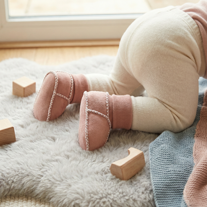 Ocieplane zimowe buciki-skarpetki dla niemowląt w zamszowym stylu